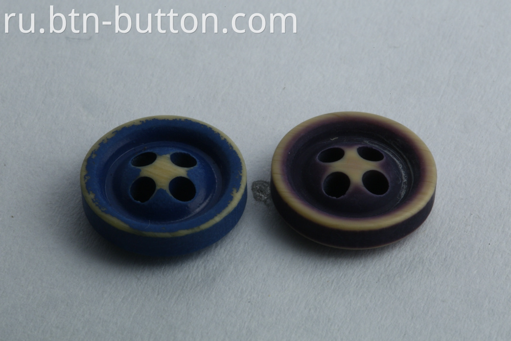 Distressed magnetic buttons for knitwear